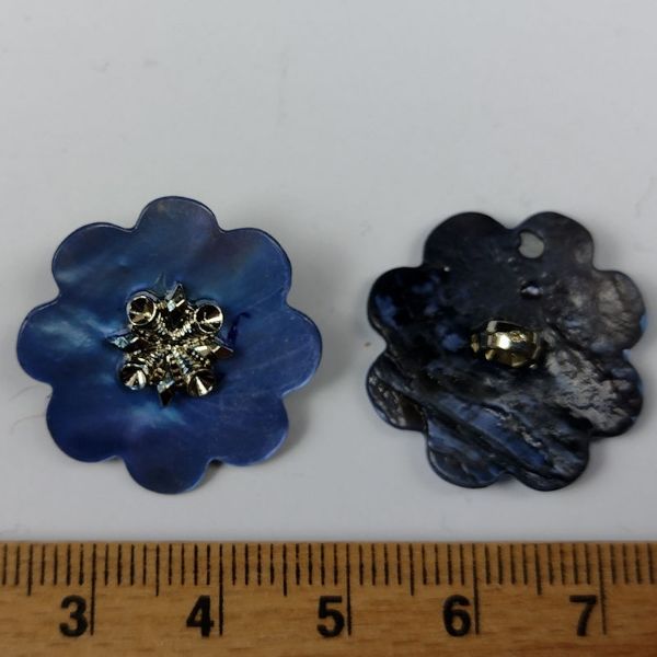 Perlemorsknap Blå blomst med metalkerne - 25 mm