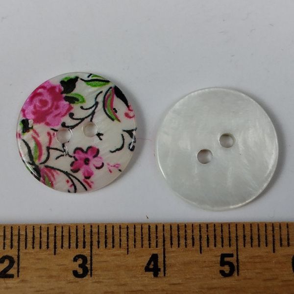 Tyk perlemorsknap med blomster tryk - 18 mm