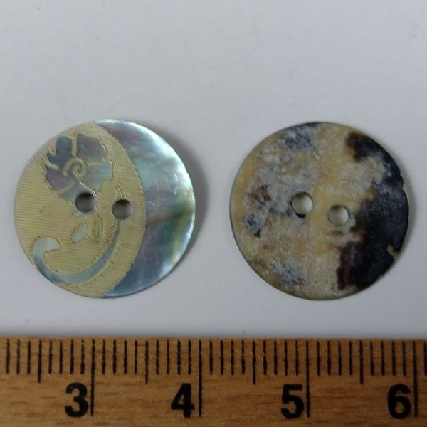 Perlemorsknap med graveret blomst - 18 mm - Lyseblå