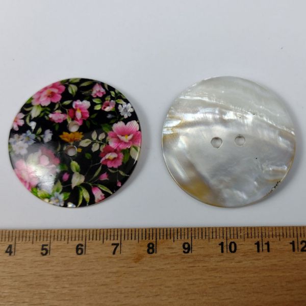 Stor Perlemorsknap med blomster - 40 mm - Sort bund