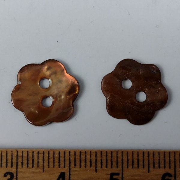 Brun blomst perlemorsknap - 14 mm