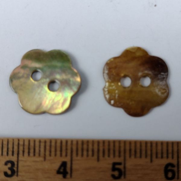 Beige blomst perlemorsknap - 14 mm