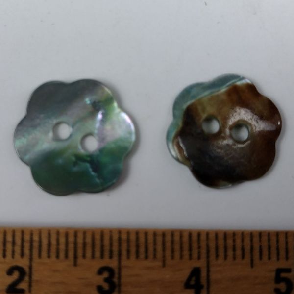 Lyseblå blomst perlemorsknap - 14 mm