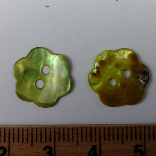 Lysegrøn blomst perlemorsknap - 14 mm