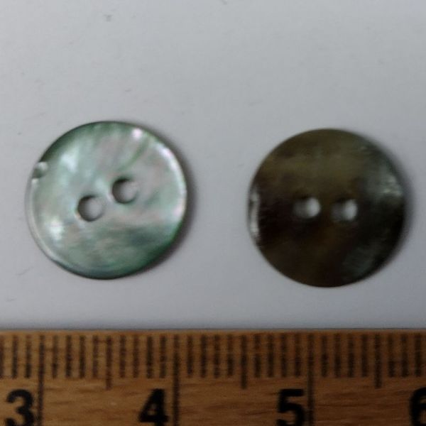 Lille lyseblå perlemorsknap - 12 mm