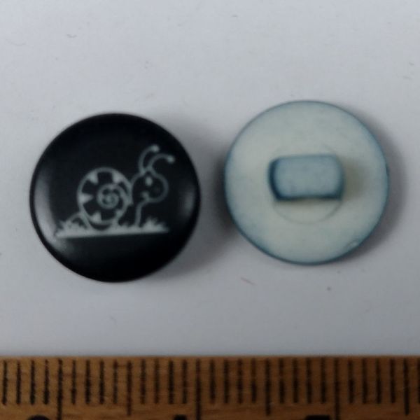 Plastic knap - Blåsort med snegl - 13 mm