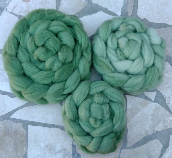 Håndfarvet Finuld tops - 3 toner grågrøn - klar til spinning
