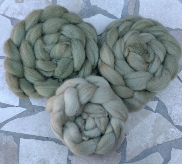 Håndfarvet Finuld tops - 3 toner mosgrøn - klar til spinning