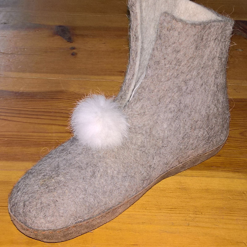 Pynt dine hjemmesko med pels pompon